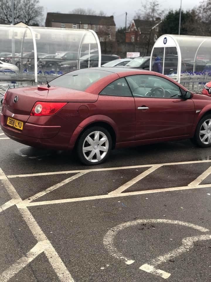 Ez a Mercedesszé torzított Renault poénnak azért erős 2