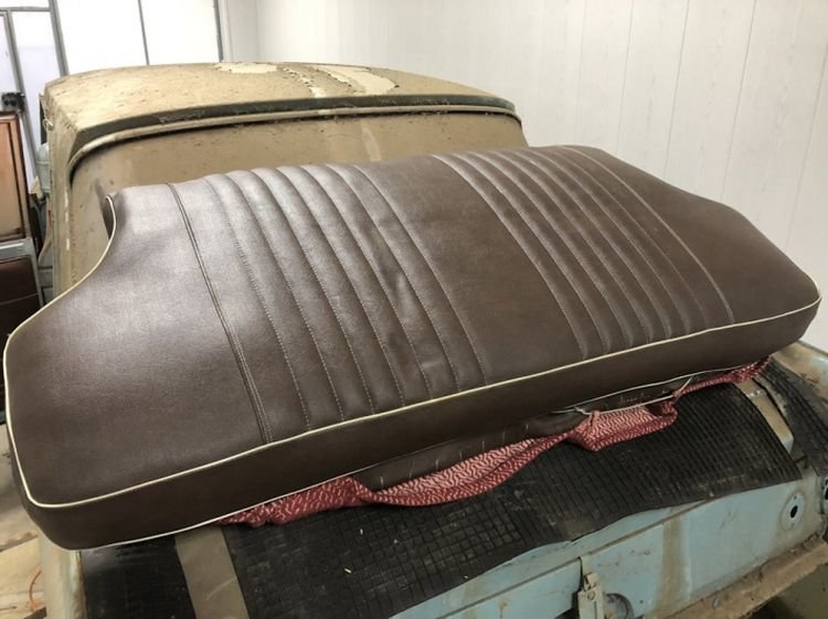 25 éve érintetlenül álló veteránt húztak ki egy elhagyott garázsból 8