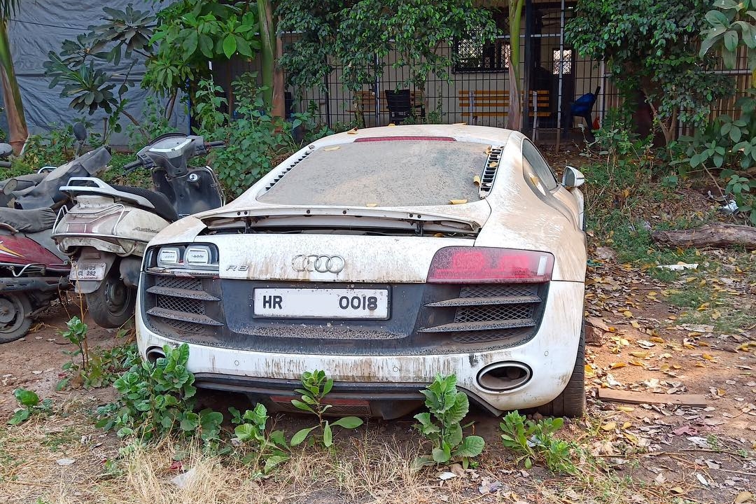 Szomorú sors: rendőrségi telepen rohad ez a fehér R8-as Audi 4