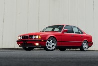 Bármeddig elmennénk ezért a gyönyörű, piros BMW M5-ösöért 2