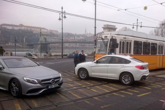 Egy BMW X4-essel ütközött a 2-es villamos Pesten