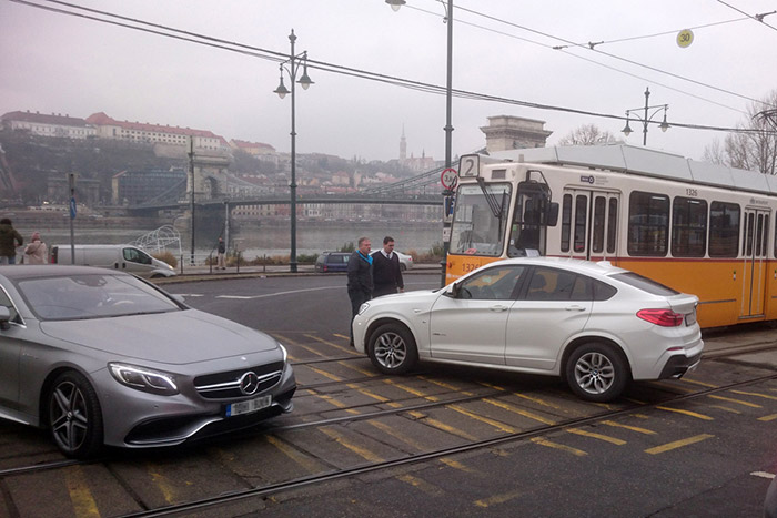 Egy BMW X4-essel ütközött a 2-es villamos Pesten