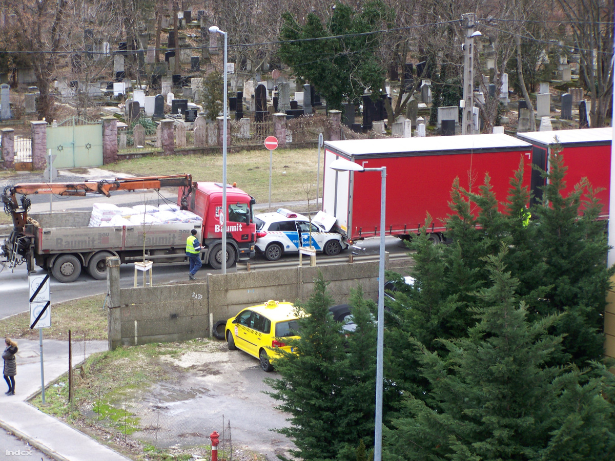 Teherautók préseltek össze egy rendőrautót Budán – fotó 1 | Vezess Teherautók préseltek össze egy rendőrautót Budán – fotó 1