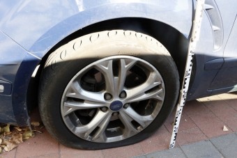 Megzavara kakaó készítése közben, ezért kiszúrta a gumiját