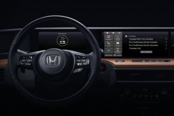 Faltól falig kijelző a Honda városi villanyautójában