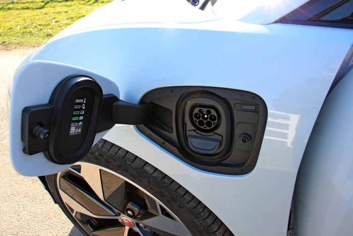 Sok magyar venne villanyautót, de csak így