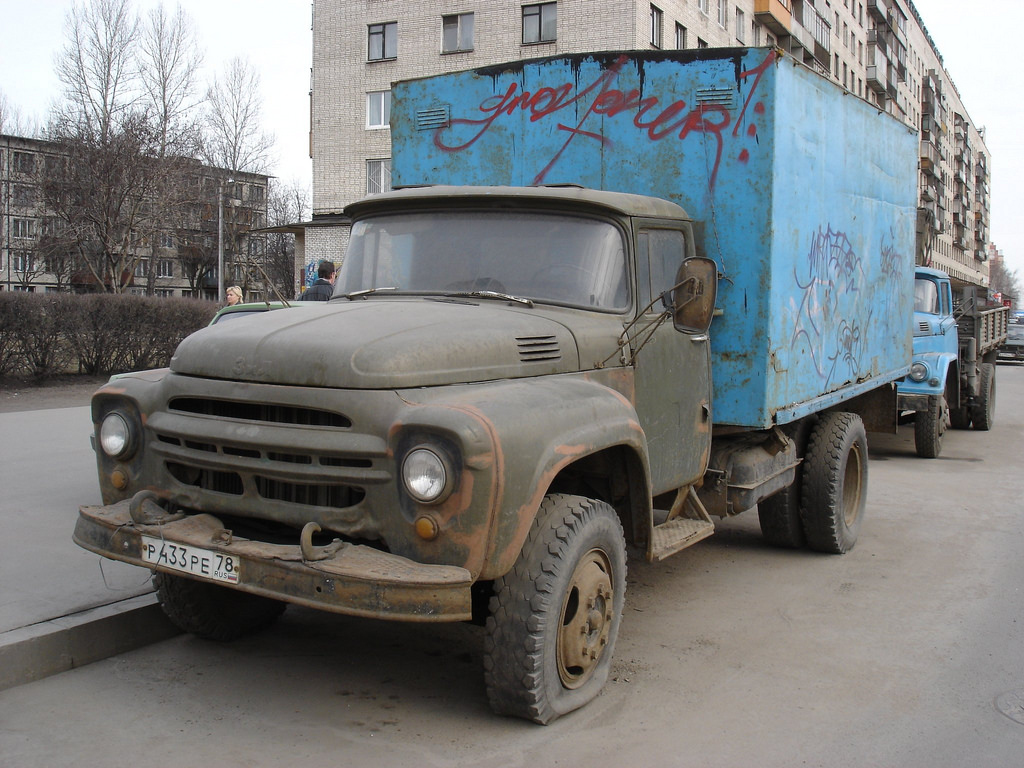 17 képen az elmúlás, a földdel lassan eggyé váló, elhagyott ZIL-ekkel 2