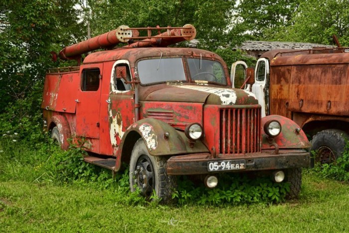 17 képen az elmúlás, a földdel lassan eggyé váló, elhagyott ZIL-ekkel 6