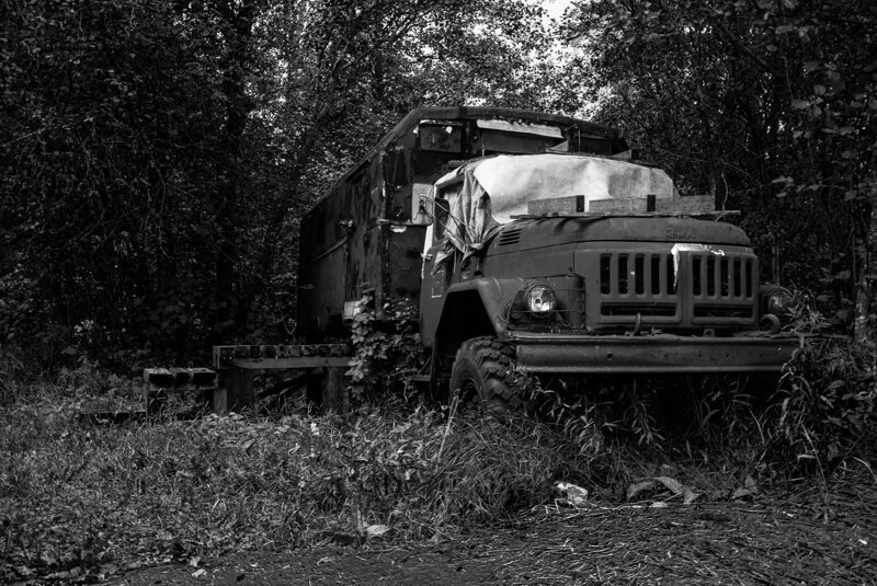 17 képen az elmúlás, a földdel lassan eggyé váló, elhagyott ZIL-ekkel 11