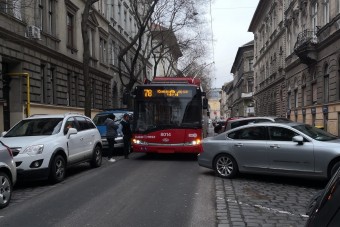 Bunkó autós miatt akadt meg a troli Budapesten 