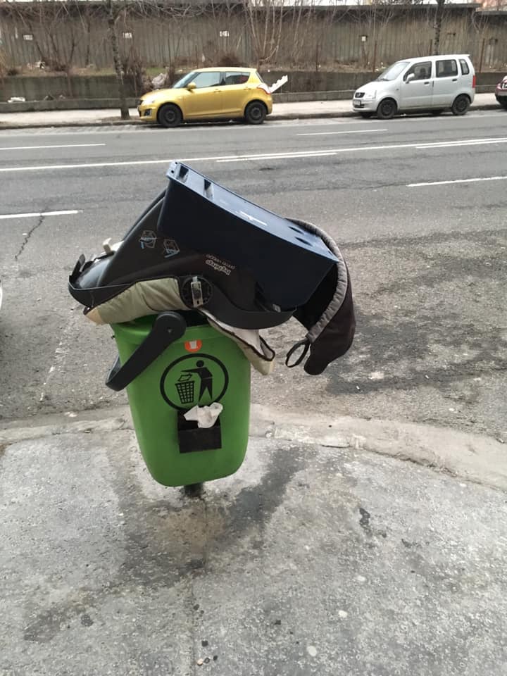 Olyat raktak egy budapesti kukába, hogy több járókelő elővette a mobilját 1