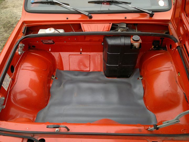 Gyönyörű öreg Škoda eladó, kevés kilométerrel, emberi összegért 2 | Vezess Gyönyörű öreg Škoda eladó, kevés kilométerrel, emberi összegért 2