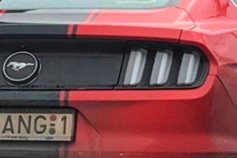 Na, ilyen egyedi rendszám való egy Mustangra!