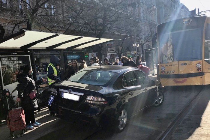Baleset miatt áll a villamos Budapesten 1