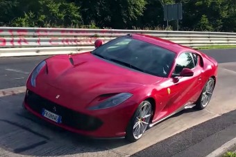 Körbefutott a Nürburgringen a Ferrari 800 lovas csúcsgépe