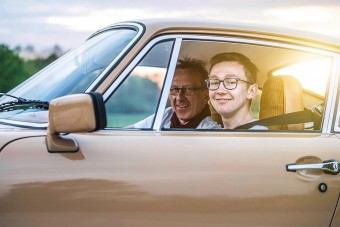 Irigykedve nézzük a 18 éves srác születésnapi ajándékát