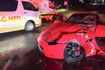 Csúnyán kettészakadt a Ferrari egy balesetben