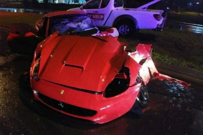 Csúnyán kettészakadt a Ferrari egy balesetben 6