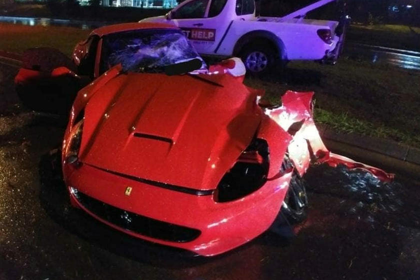 Csúnyán kettészakadt a Ferrari egy balesetben 5