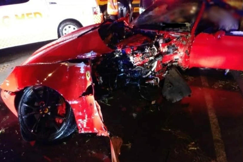 Csúnyán kettészakadt a Ferrari egy balesetben 6