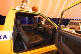 Komoly összegért árvereznek el egy kémfilmbe illő lánctalpas Ladát