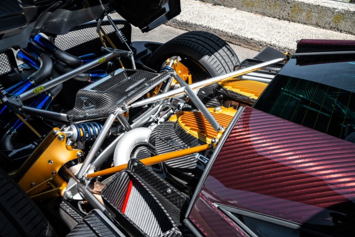 Szavunk is eláll ettől a vörös karbon-Paganitól 7 Szavunk is eláll ettől a vörös karbon-Paganitól 7