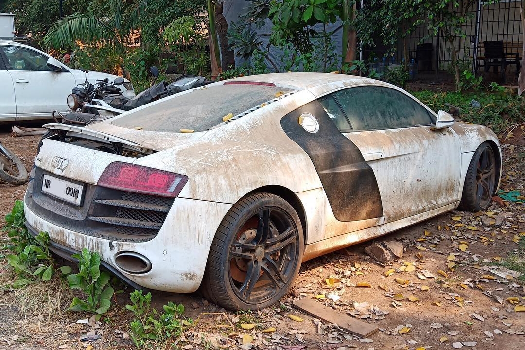Szomorú sors: rendőrségi telepen rohad ez a fehér R8-as Audi 3