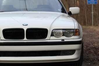 Nem látszik rajta, de ez több egy fehér 7-es BMW-nél!
