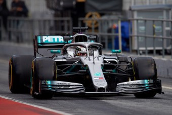 F1: Hamiltonnak meggyűlt a baja a gumikkal