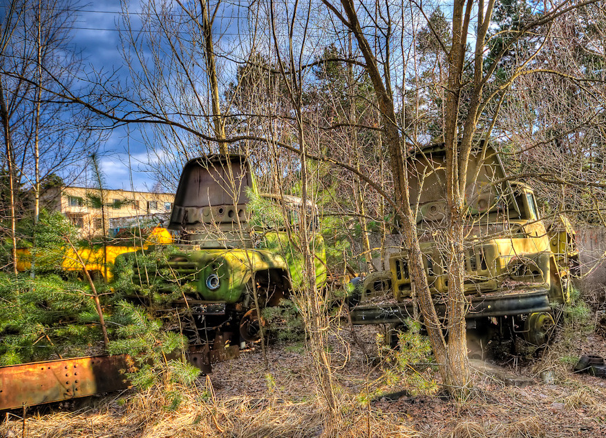 17 képen az elmúlás, a földdel lassan eggyé váló, elhagyott ZIL-ekkel 15
