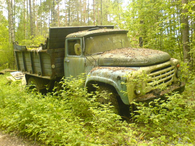 17 képen az elmúlás, a földdel lassan eggyé váló, elhagyott ZIL-ekkel 17