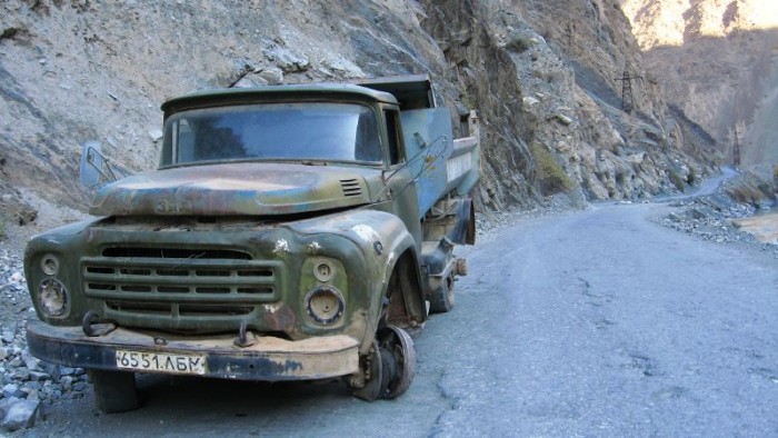 17 képen az elmúlás, a földdel lassan eggyé váló, elhagyott ZIL-ekkel 16