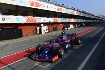 F1: Az újonc csúcsot futott, Hamilton majdnem ütközött