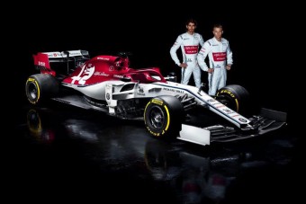 F1: Az Alfa Romeo is levetette az álcagúnyát