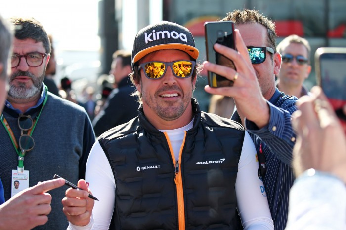 F1: Alonso sisakkal érkezett a tesztre