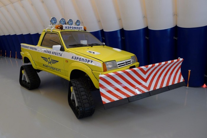 Komoly összegért árvereznek el egy kémfilmbe illő lánctalpas Ladát 1