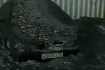 Fekete hó temette be az autókat Szibériában