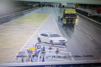 Elképesztő jelenetsort hozott össze a kamion és egy BMW