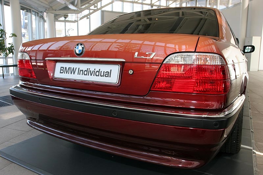Két egyedi BMW-t is tervezett Karl Lagerfeld 16