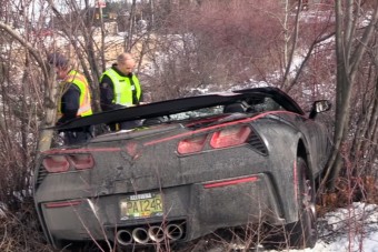 Árokban landolt sportkocsijával az idős autós