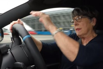 Erős autóval a nagyi is tud driftelni? Most kiderül!