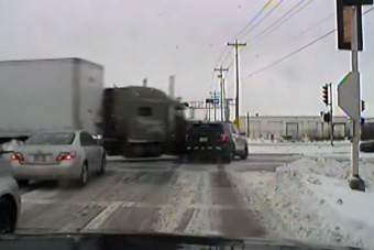 Úgy elcsapta a kamion a rendőrautót, mintha sose lett volna