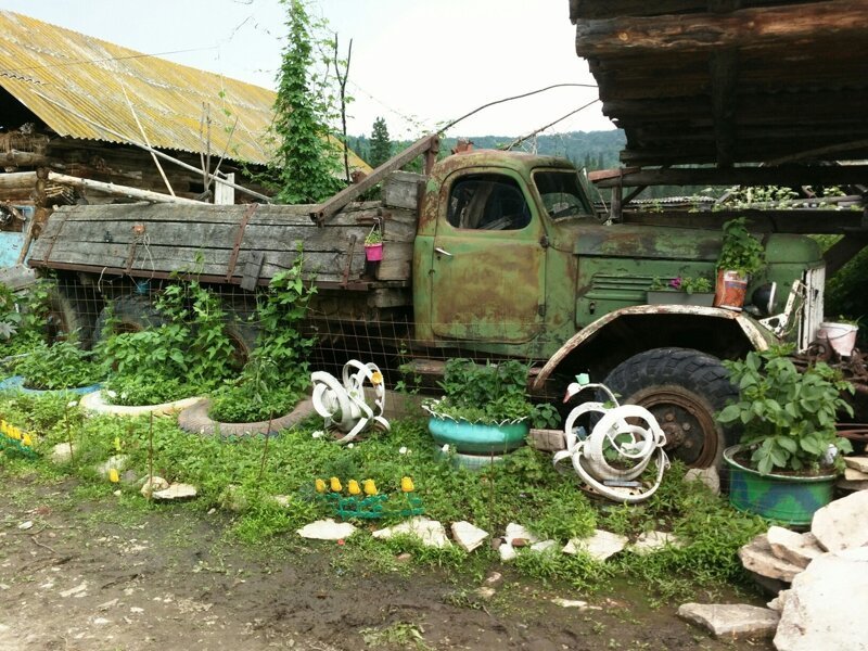 17 képen az elmúlás, a földdel lassan eggyé váló, elhagyott ZIL-ekkel 5