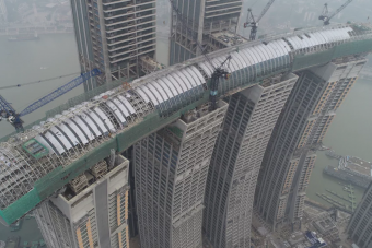 Szinte kész az őrületes kínai fekvő felhőkarcoló