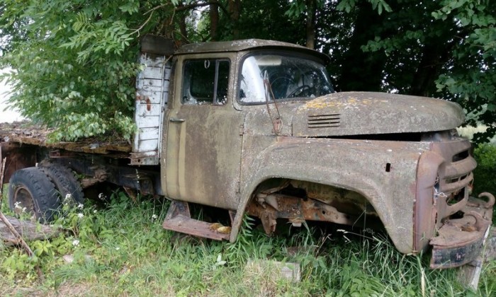 17 képen az elmúlás, a földdel lassan eggyé váló, elhagyott ZIL-ekkel 9