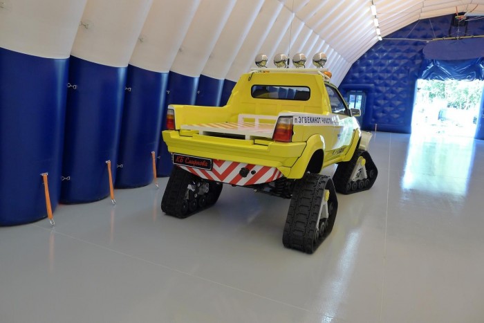 Komoly összegért árvereznek el egy kémfilmbe illő lánctalpas Ladát 2