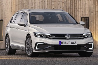 Már nem kell fogni az új Passat kormányát