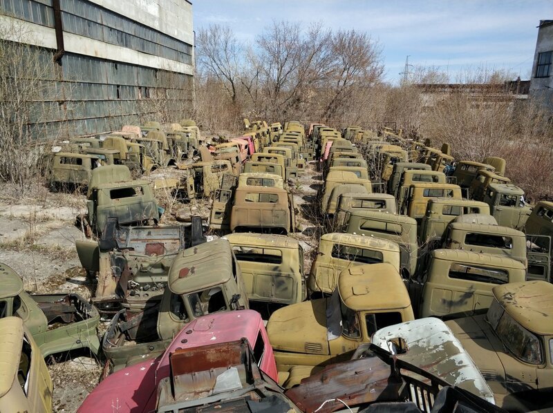 17 képen az elmúlás, a földdel lassan eggyé váló, elhagyott ZIL-ekkel 3