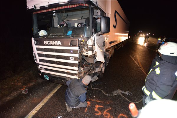 Hatalmas baleset a 4-esen, ketten meghaltak 2