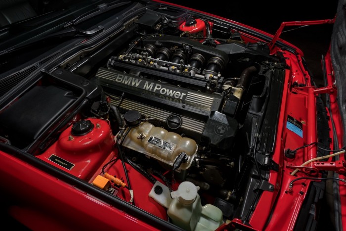 Bármeddig elmennénk ezért a gyönyörű, piros BMW M5-ösöért 7